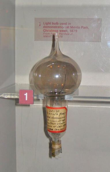 Une des premières ampoules produites par Edison lors de sa démonstration à Menlo Park, à Noël 1879
